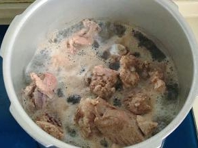 锅里焯水去除杂质和油腻