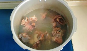 这时候骨头基本熟了