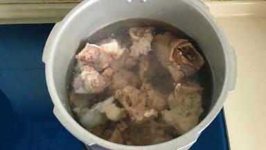 焯过水的筒骨重新放入高压锅中，水位以没过骨头为准