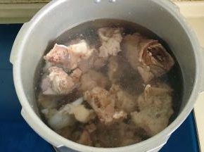 焯过水的筒骨重新放入高压锅中，水位以没过骨头为准