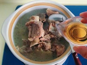加入适量的料酒