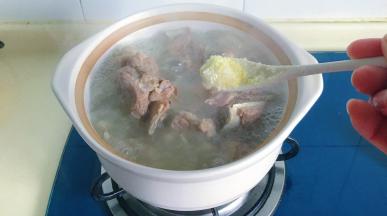 加上少许鸡精提鲜，可以尝一下咸淡，不够咸再加少许盐