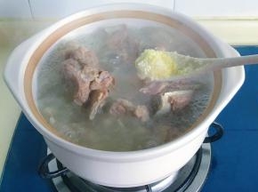 加上少许鸡精提鲜，可以尝一下咸淡，不够咸再加少许盐