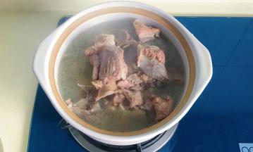 把骨头连同汤水一起倒入砂锅中