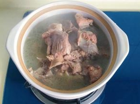 把骨头连同汤水一起倒入砂锅中