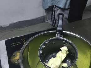 黄油隔水加热至融化