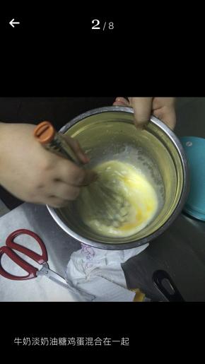 牛奶淡奶油糖鸡蛋混合搅拌均匀