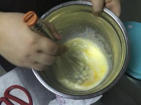 牛奶淡奶油糖鸡蛋混合搅拌均匀