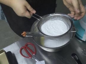 加入过筛的糯米粉及泡打粉