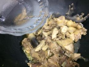 在倒入酒翻炒均匀
