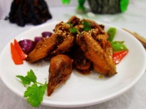 关火装入盘中上面撒点熟白芝麻，就可以端上桌了

