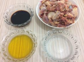 准备食材：山阳鸡一只、油80克、生抽50克和老抽30克、酒80克
