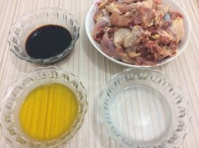 准备食材：山阳鸡一只、油80克、生抽50克和老抽30克、酒80克
