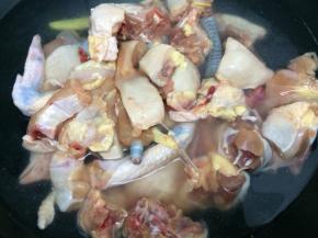 将买回来的鸡斩成小块，锅中放入姜片、料酒，在把鸡放入锅中焯水，去除血水
