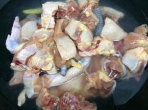 将买回来的鸡斩成小块，锅中放入姜片、料酒，在把鸡放入锅中焯水，去除血水
