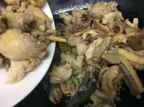 在把焯好的鸡肉放入锅中，翻炒片刻
