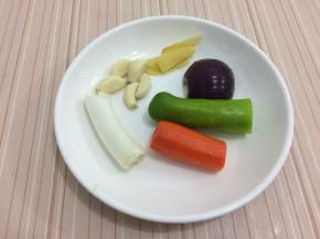 食材：葱一段、姜五片、蒜五粒、料酒一勺、胡萝卜一块、青椒一段、洋葱半个、白糖适量、熟白芝麻少许
