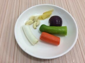 食材：葱一段、姜五片、蒜五粒、料酒一勺、胡萝卜一块、青椒一段、洋葱半个、白糖适量、熟白芝麻少许
