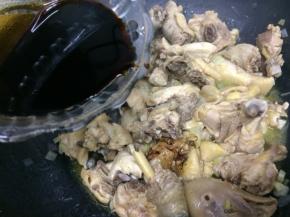 在倒入生抽和老抽混合的酱油，让鸡块都沾上酱汁
