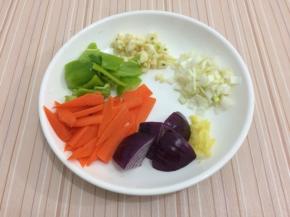 葱姜蒜切成小粒，胡萝卜、青椒、洋葱切成片
