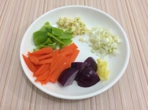 葱姜蒜切成小粒，胡萝卜、青椒、洋葱切成片
