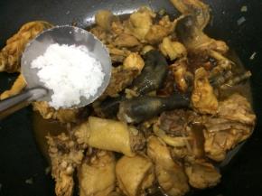 在放入少许的糖继续用中火炒，然后盖上锅盖焖十五分钟，中间要翻几下，以免烧焦
