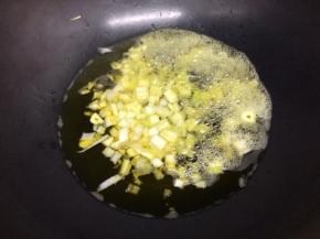 炒锅里倒入油烧热后，在把葱姜蒜粒放入锅中炒出香味
