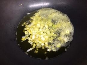 炒锅里倒入油烧热后，在把葱姜蒜粒放入锅中炒出香味
