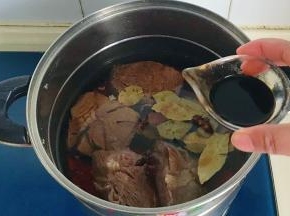 倒入老抽