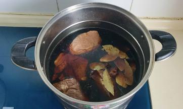 大火煮开转中小火慢慢炖煮一个小时以上