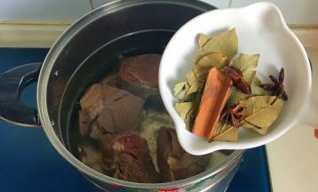 洗净焯水后的牛肉，换入干净水，加入香料