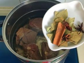 洗净焯水后的牛肉，换入干净水，加入香料