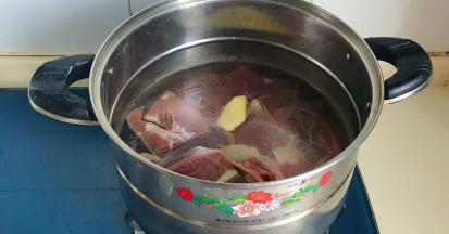 放入姜片焯一下水