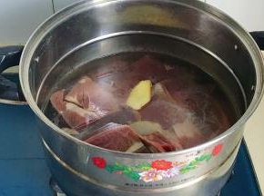 放入姜片焯一下水