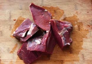 把大块的牛肉切小一点点