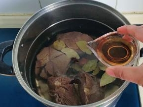 倒入料酒