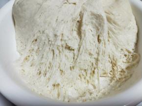 发酵好的面团，全部是蜂窝眼。