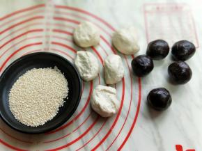 将面团取出排气，分成5等份。豆沙馅也一样分成5等份。