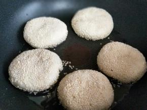 起油锅，小火慢煎。