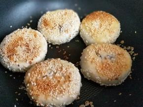 煎至两面微黄。