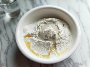 面粉加入器具中，加油玉米油，盐，酵母粉。