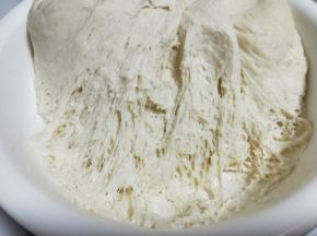 发酵好的面团，全部是蜂窝眼。