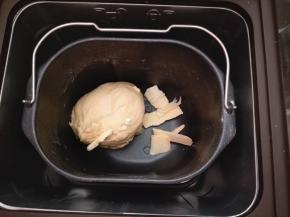 2.	黄油室温软化，加入面包桶里，揉面至完全扩展阶段，