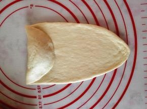 7.	将果酱包好，卷起，