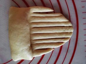 8.	另一端用刮刀切成细条，