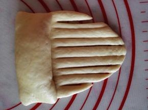 8.	另一端用刮刀切成细条，