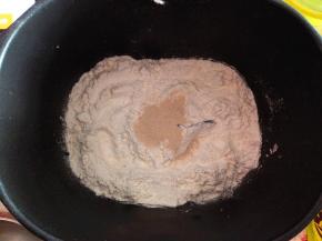 1.	先放液体，再对角放糖和盐，最后放粉类，中间放酵母，揉成面团，