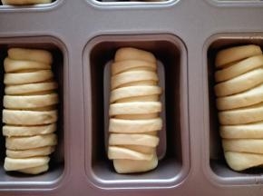 9.	依次卷起来，端口处捏紧，放在不粘模具里，