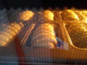 11.	烤箱预热，上下火，170度，中层，烤20分钟左右