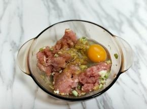 再加入十三香，加入鸡蛋。